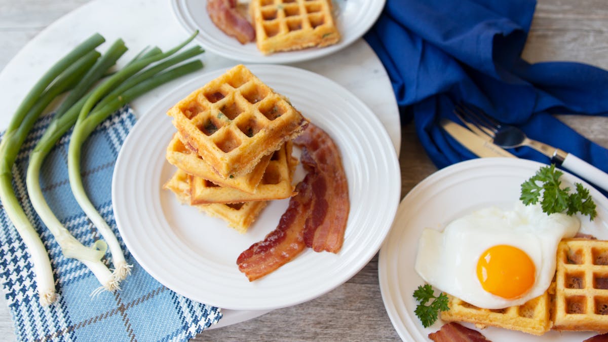 Waffles keto con huevo, queso y panceta