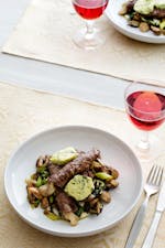 Roulades keto de bistec con queso y mantequilla de hierbas