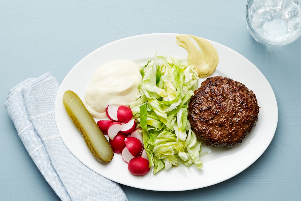 Plato keto de hamburguesa y repollo