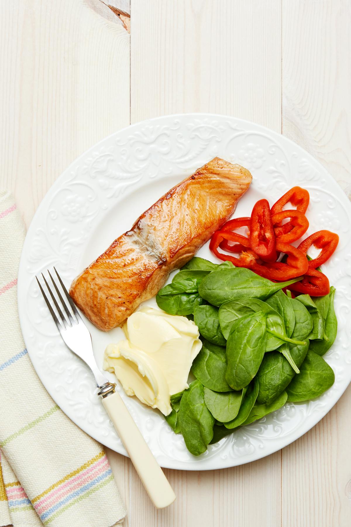 Plato keto de salmón y espinacas