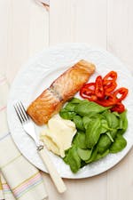 Plato keto de salmón y espinacas