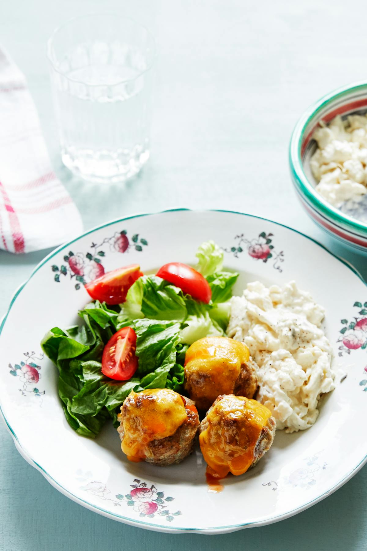 Albóndigas keto con queso y ensalada de coliflor