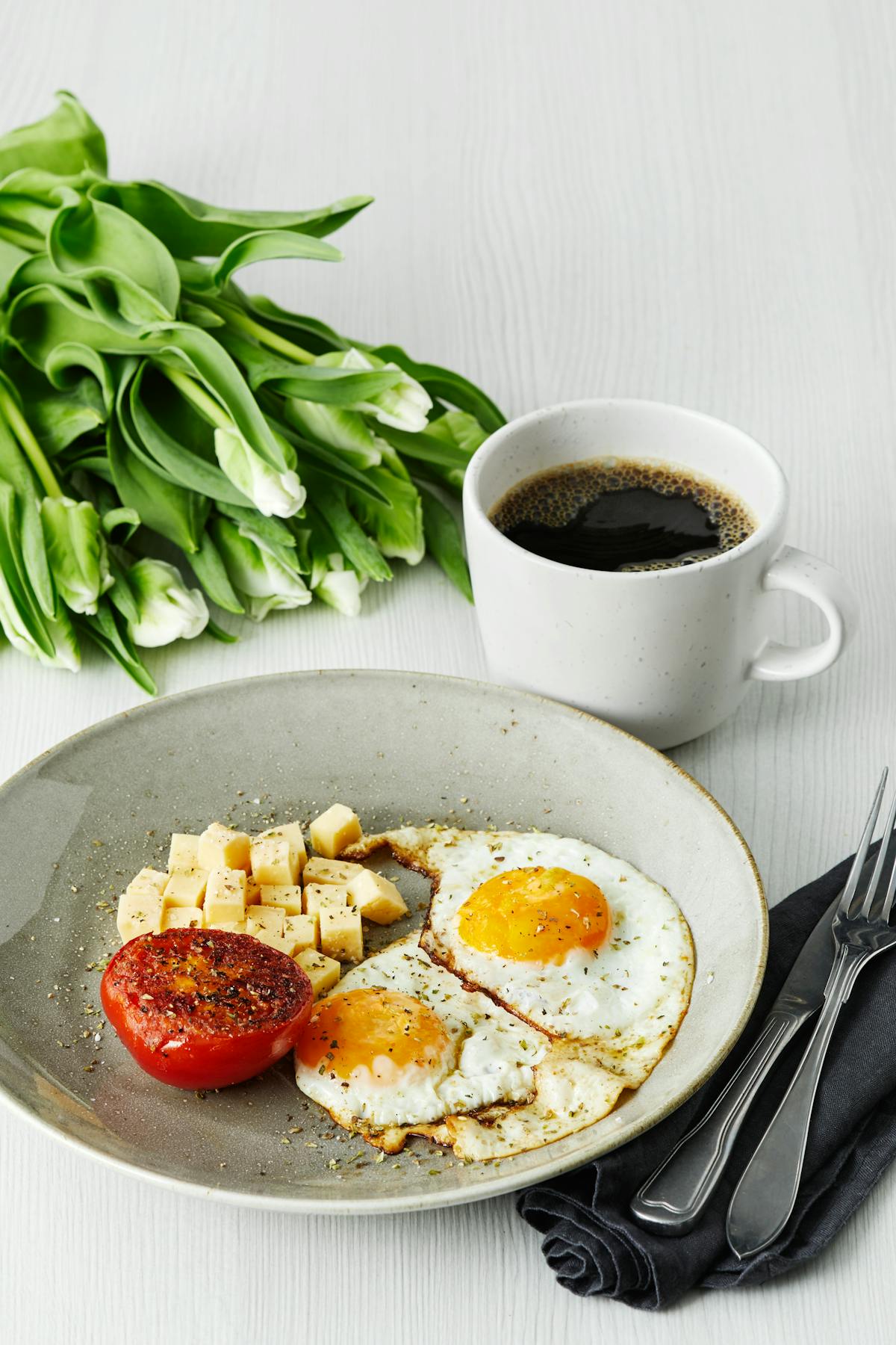 Desayuno keto con huevos fritos, tomate y queso
