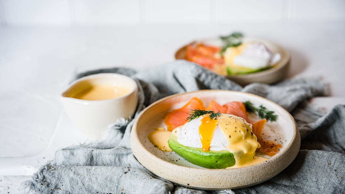 Huevos benedictinos keto sobre lecho de aguacate