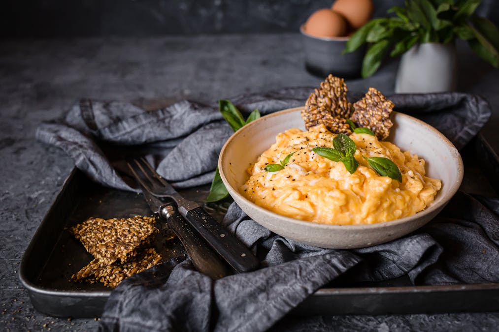 Huevos revueltos con albahaca y mantequilla