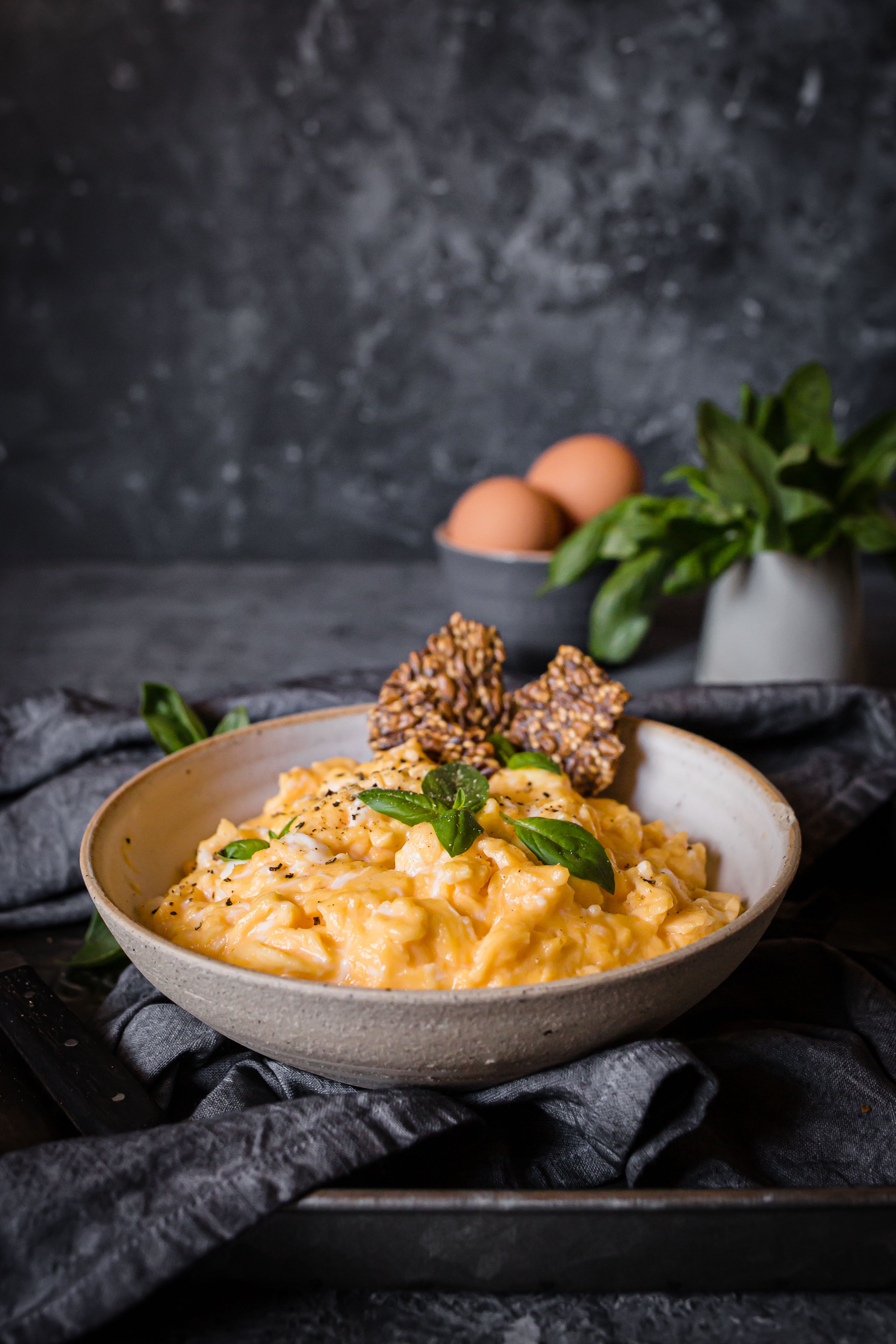 Huevos revueltos con albahaca y mantequilla