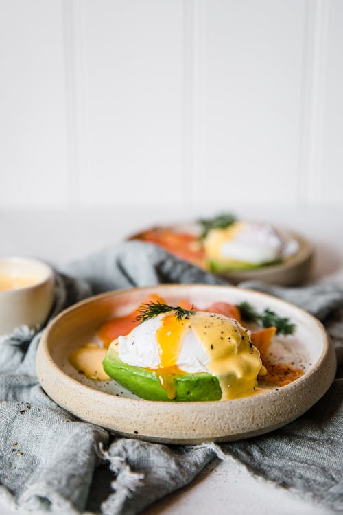 Huevos benedictinos keto sobre lecho de aguacate