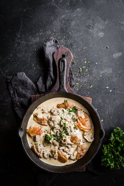 Pollo y champiñones a la sartén