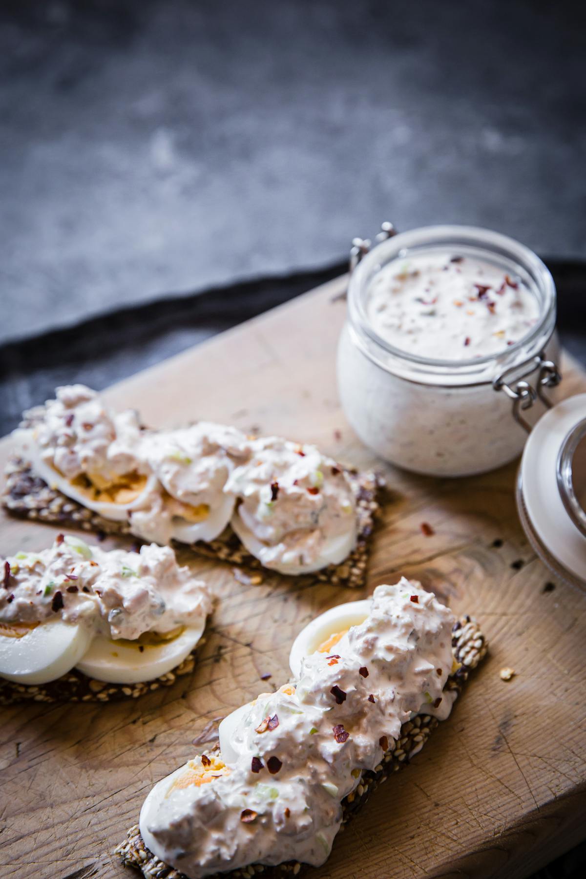 Ensalada keto de atún con alcaparras