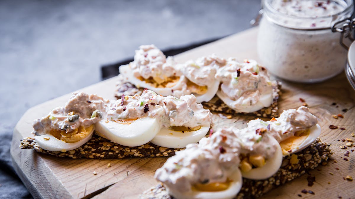 Ensalada keto de atún con alcaparras