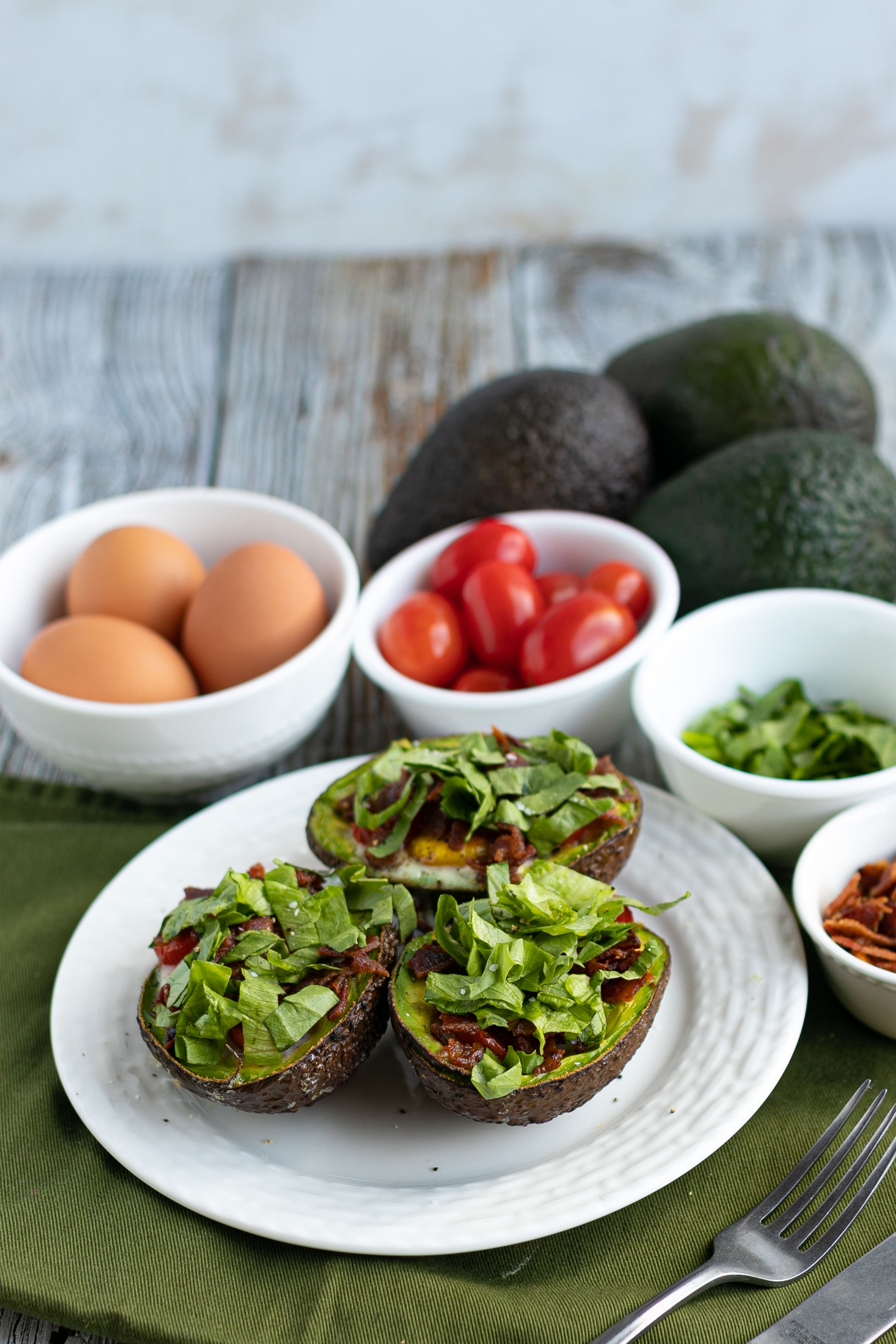 Aguacates asados keto rellenos de huevo