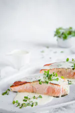 Salmón keto braseado con salsa cremosa de limón