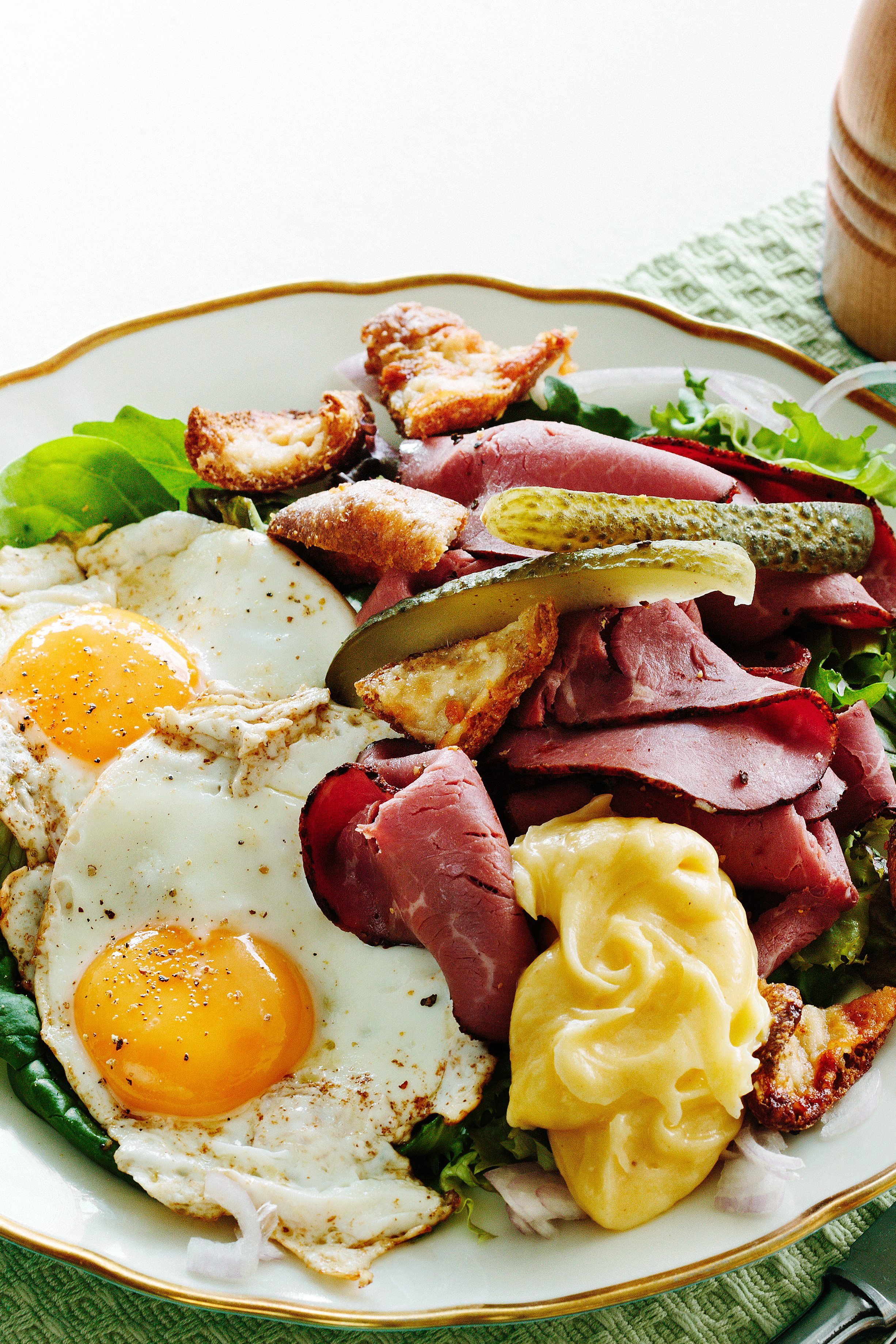 Ensalada keto de pastrami con huevos fritos y picatostes