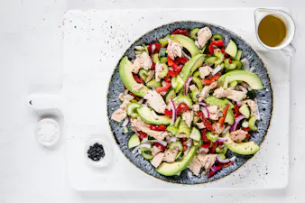 Ensalada keto de atún y aguacate