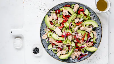 Ensalada keto de atún y aguacate