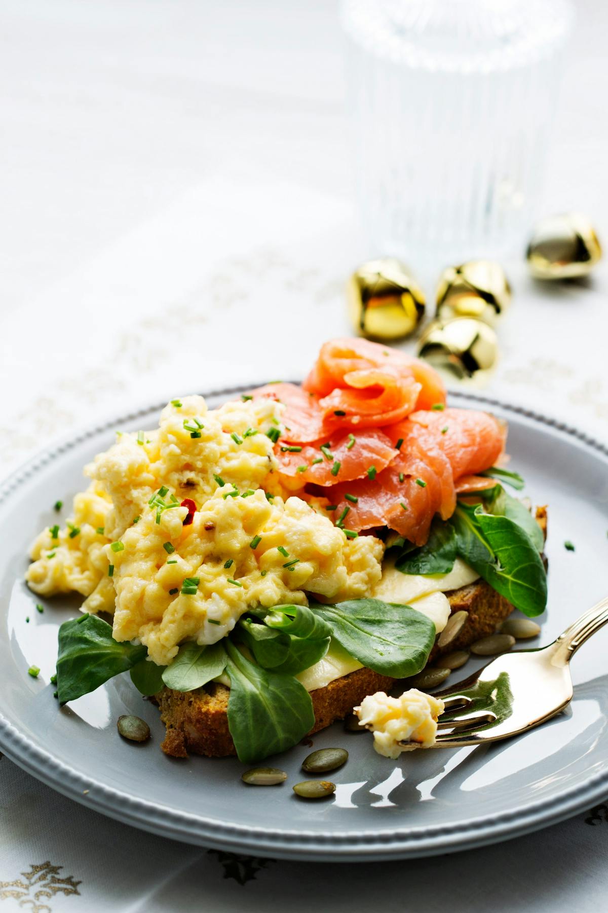 Sándwich keto de salmón ahumado