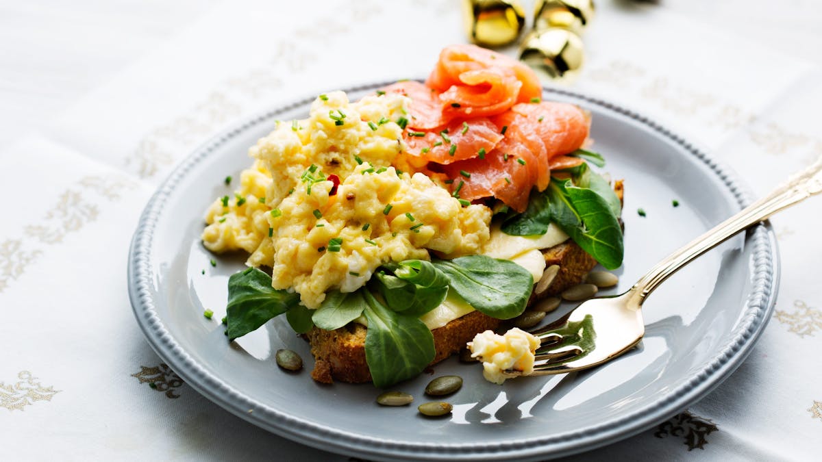 Sándwich keto de salmón ahumado