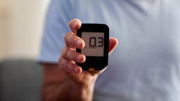 Un sesgado artículo sugiere que las cetonas son tan dañinas como la glucosa