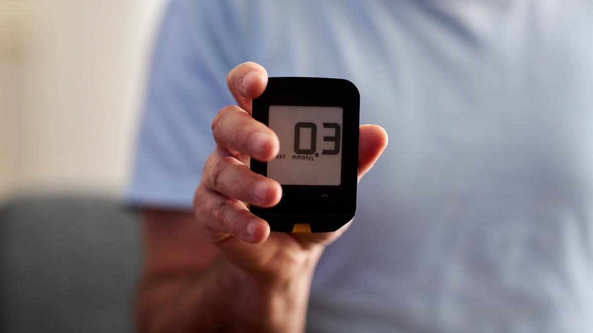 Un sesgado artículo sugiere que las cetonas son tan dañinas como la glucosa