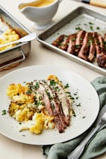 Bistec de falda con salsa de pimienta y gratinado de brócoli y coliflor