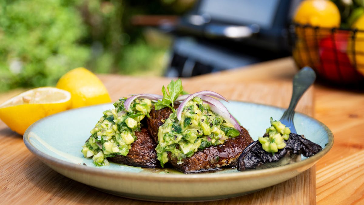 Bistecs de portobello con chimichurri de aguacate