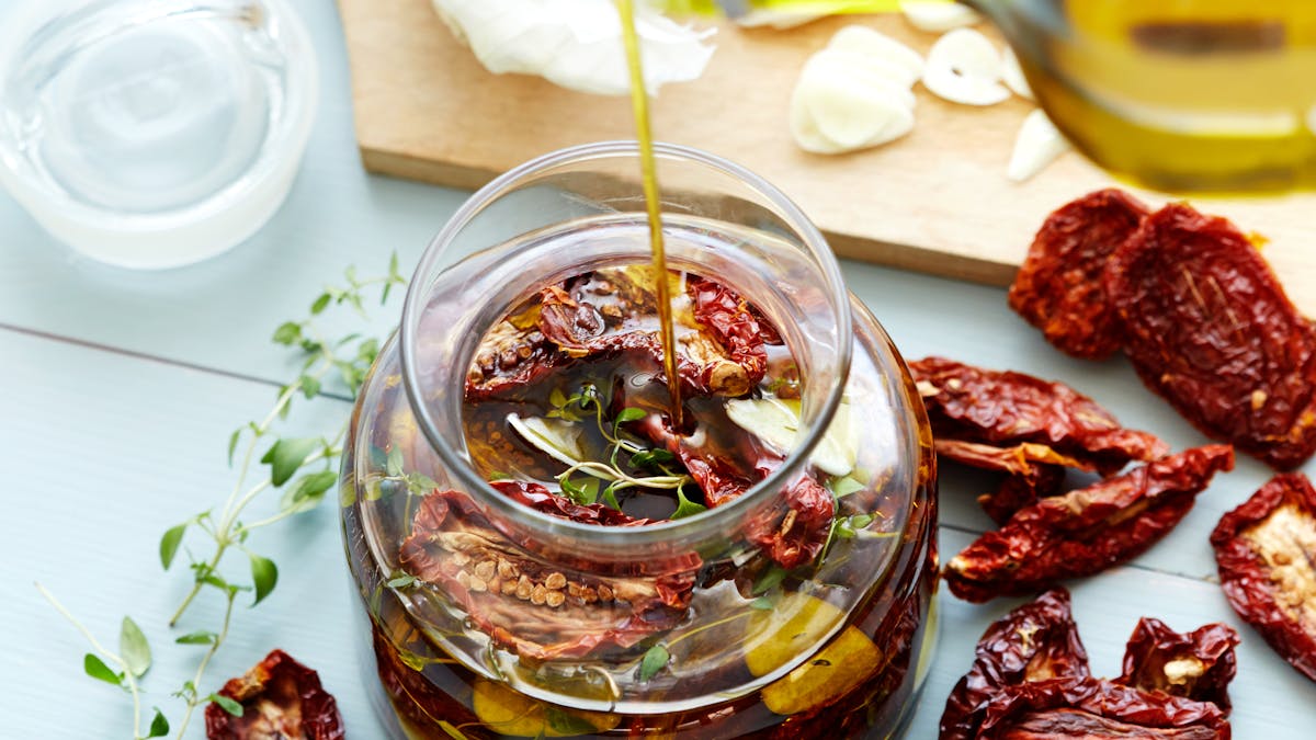 Tomates marinados en aceite de oliva