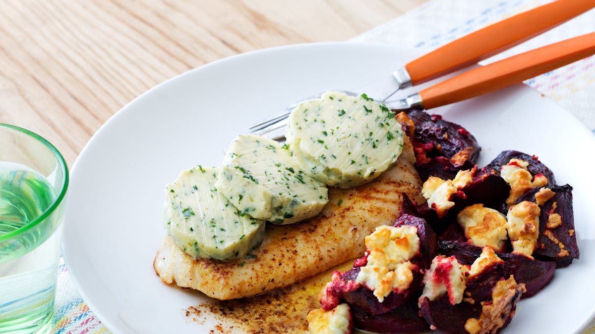 Pescado keto con remolachas asadas