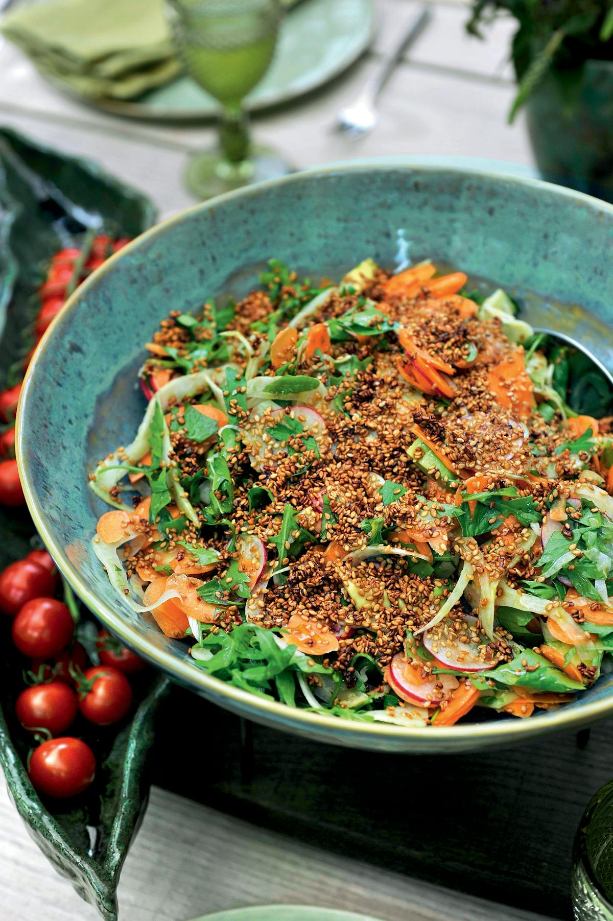 Ensalada de aguacate y rábanos con hinojo y zanahoria