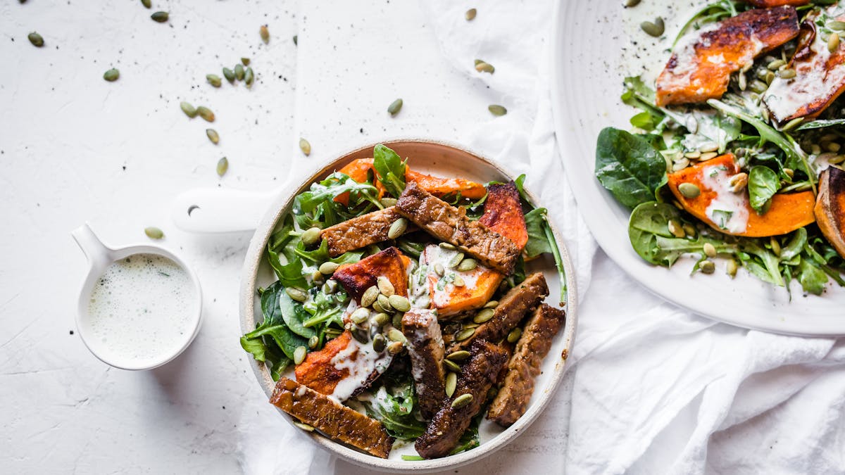 Tazón vegano de tempeh y calabaza