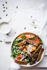 Tazón vegano de tempeh y calabaza con aderezo de hierbas