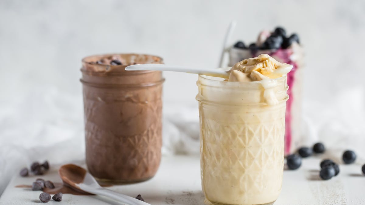 Helado keto en frasco