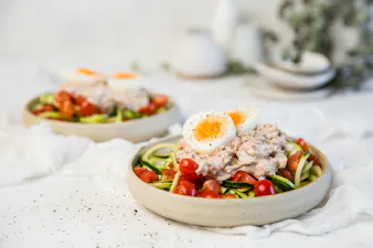 Ensalada keto de atún y espaguetis de calabacín