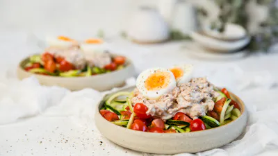 Ensalada keto de atún y espaguetis de calabacín
