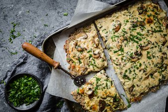 Pizza de calabacín con champiñones