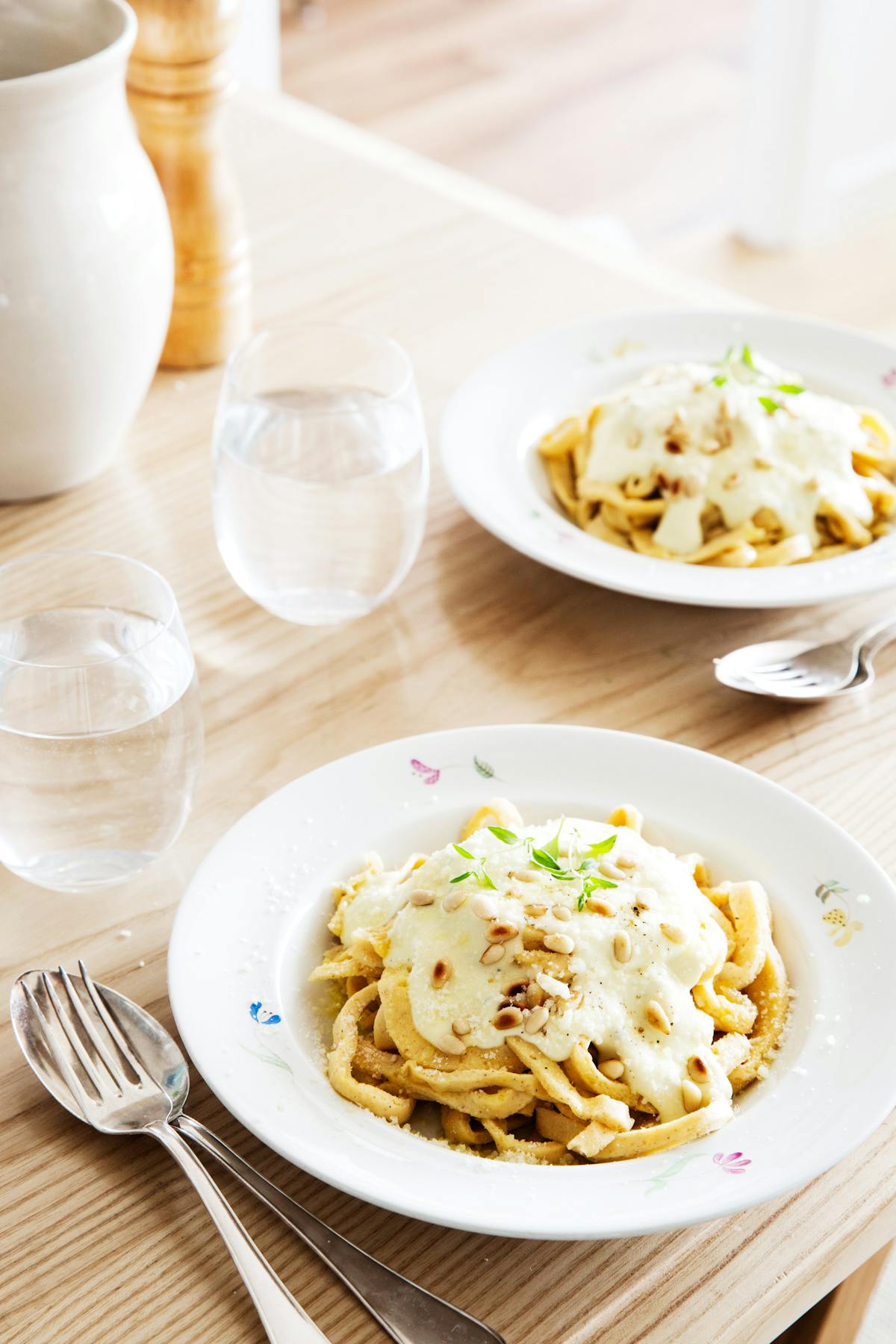 Pasta keto con salsa de queso azul