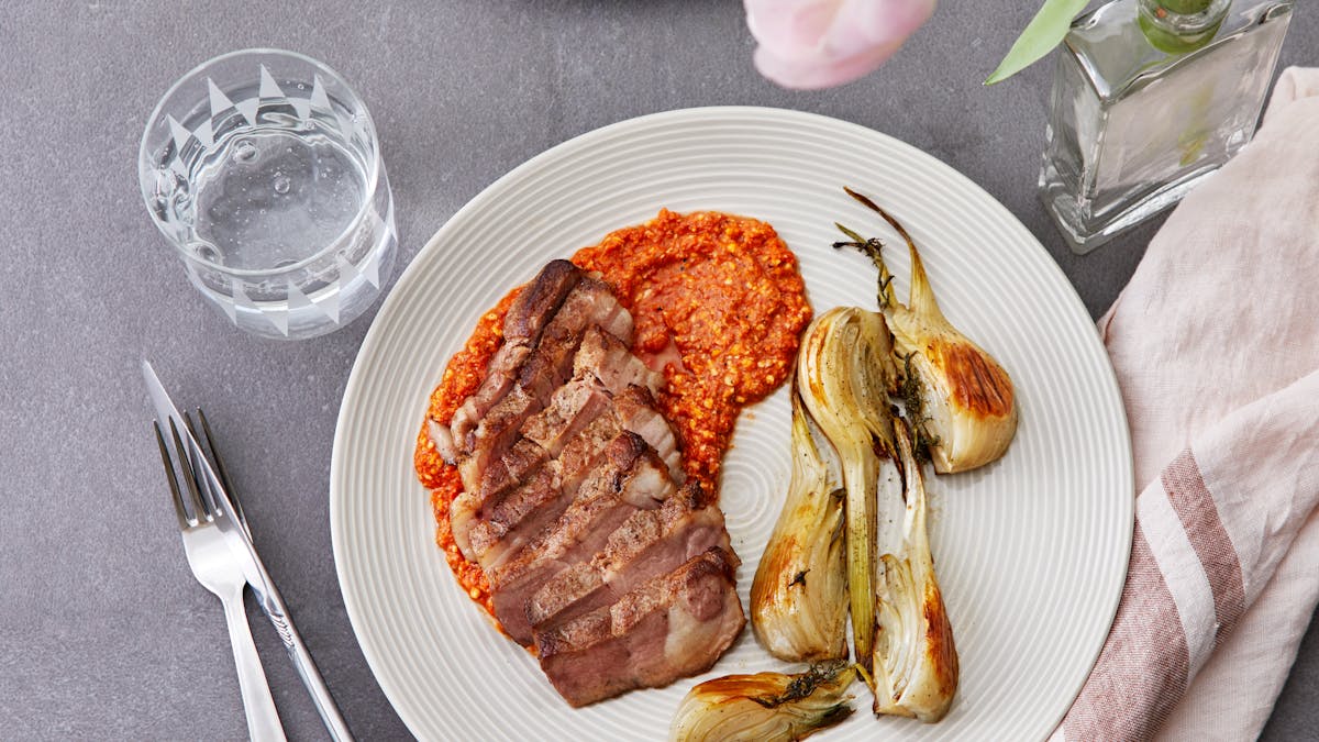 Paletas de cerdo con hinojo asado y salsa romesco