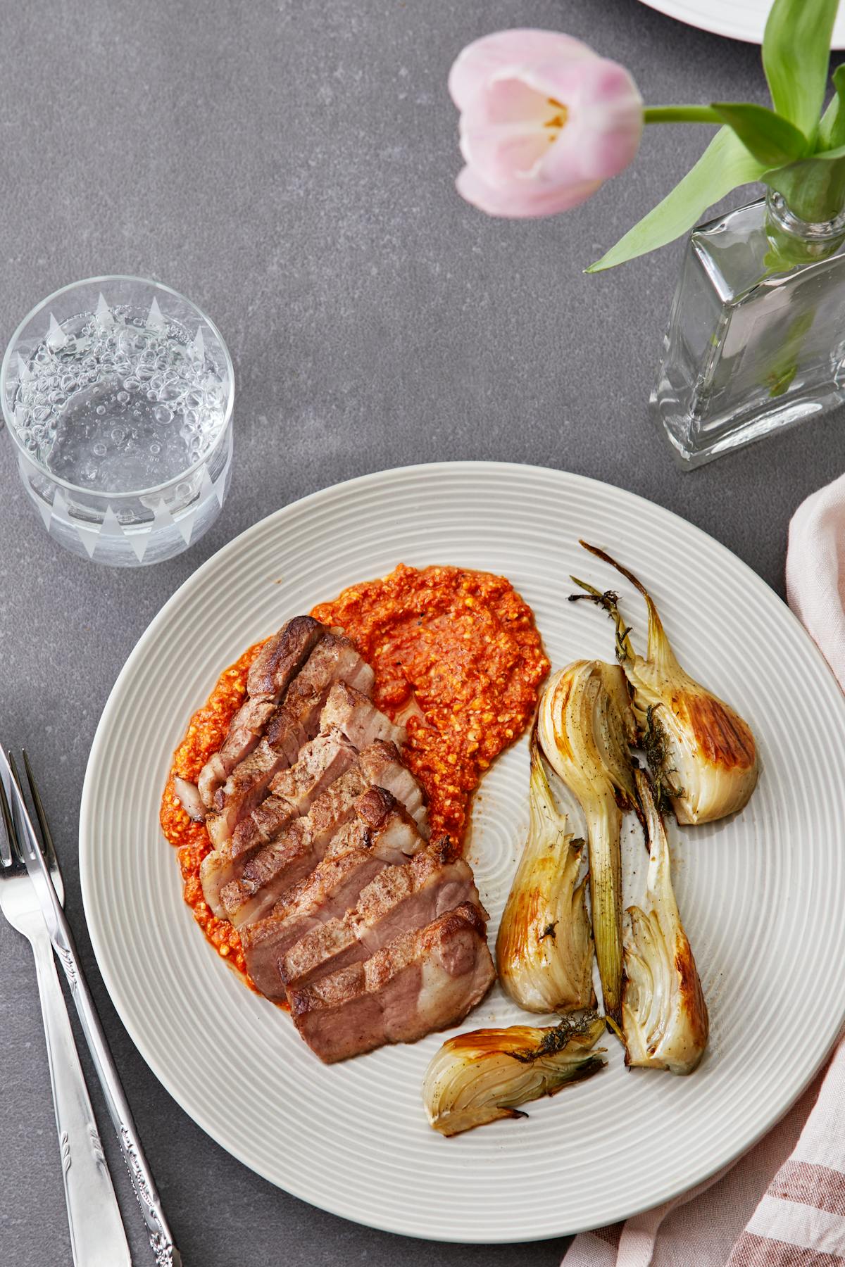 Paletas de cerdo con hinojo asado y salsa romesco