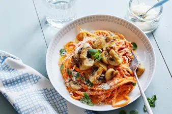Pasta de zapallo anco con salsa de tomate y champiñones al ajillo