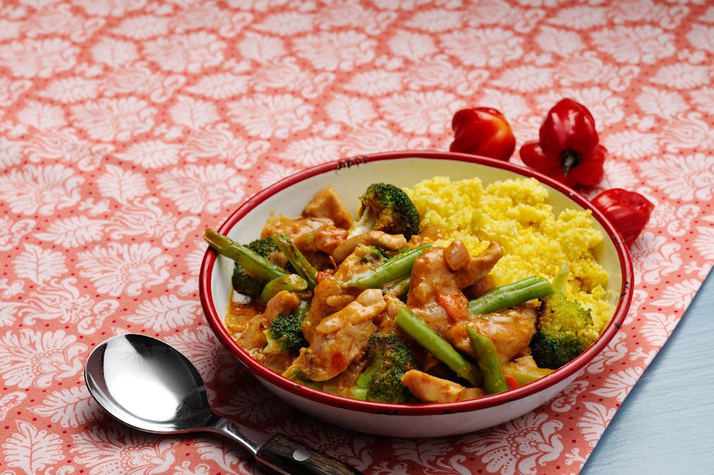 Curry de pollo con arroz de coliflor