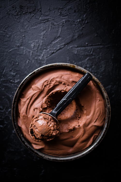 Helado keto de chocolate sin lácteos ni huevos