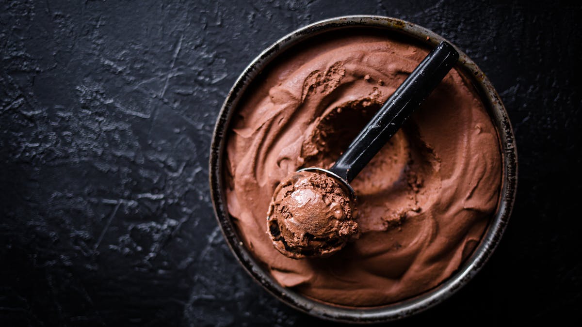 Helado keto de chocolate sin lácteos ni huevos