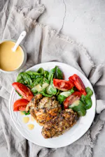 Pollo keto crocante con aderezo cremoso de limón y mostaza