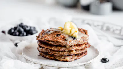 Panqueque low-carb de plátano y arándanos