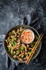 Revuelto keto asiático de pollo con brócoli
