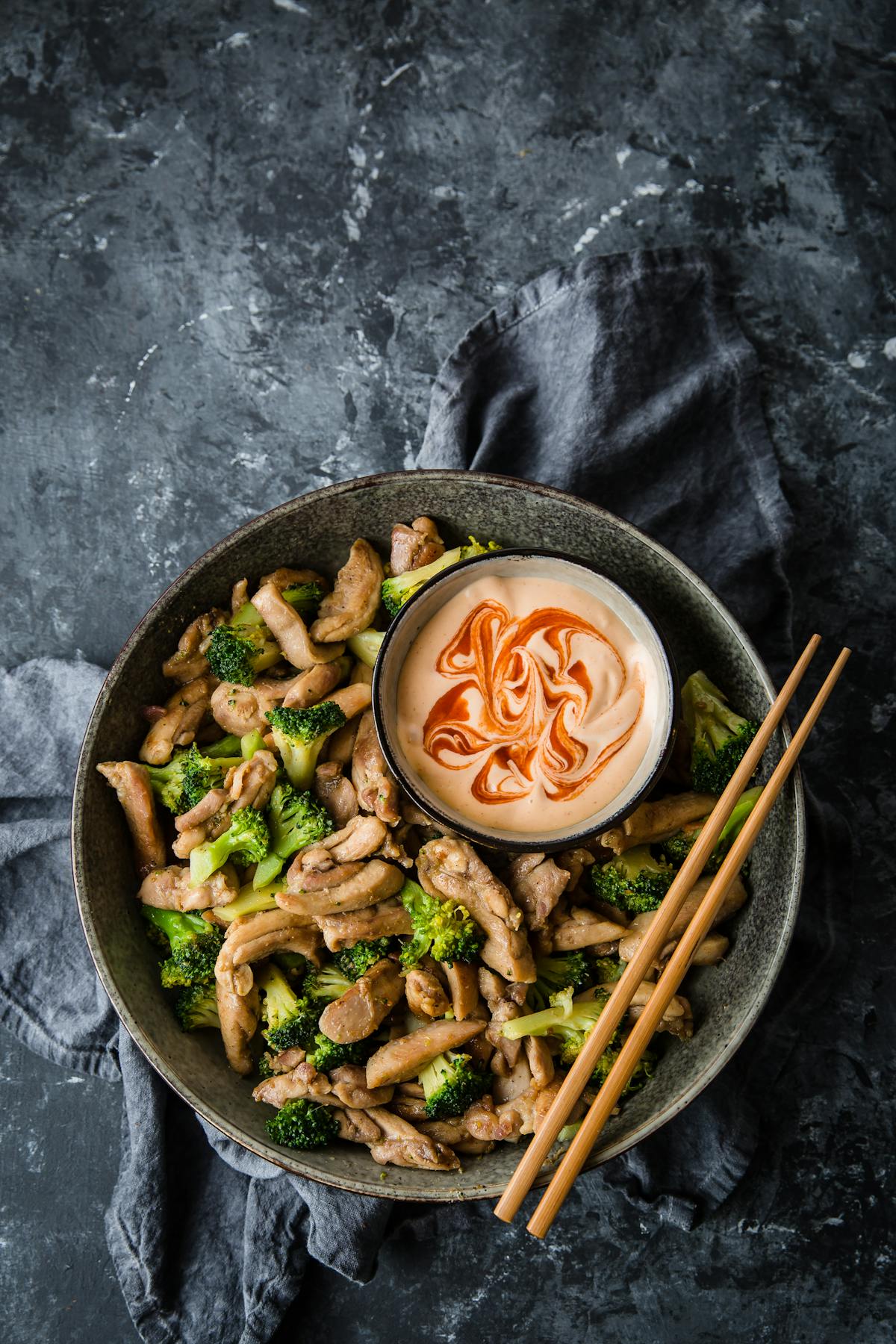 Revuelto keto asiático de pollo con brócoli