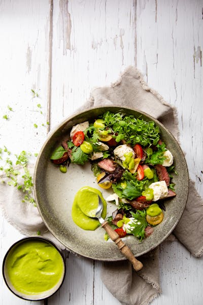 Ensalada keto de ternera con mozzarella y tomate