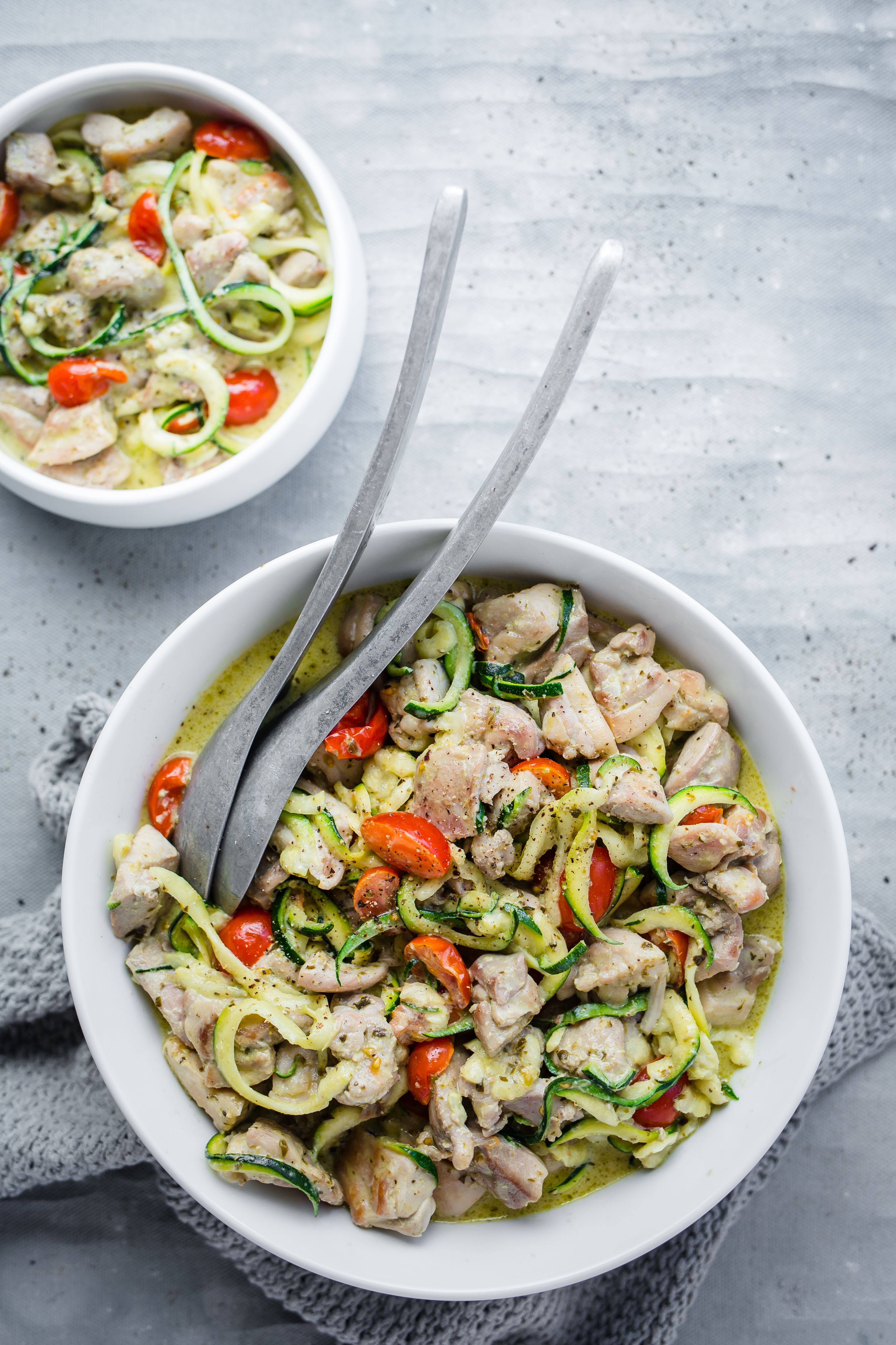 Guiso de pollo y calabacín al pesto