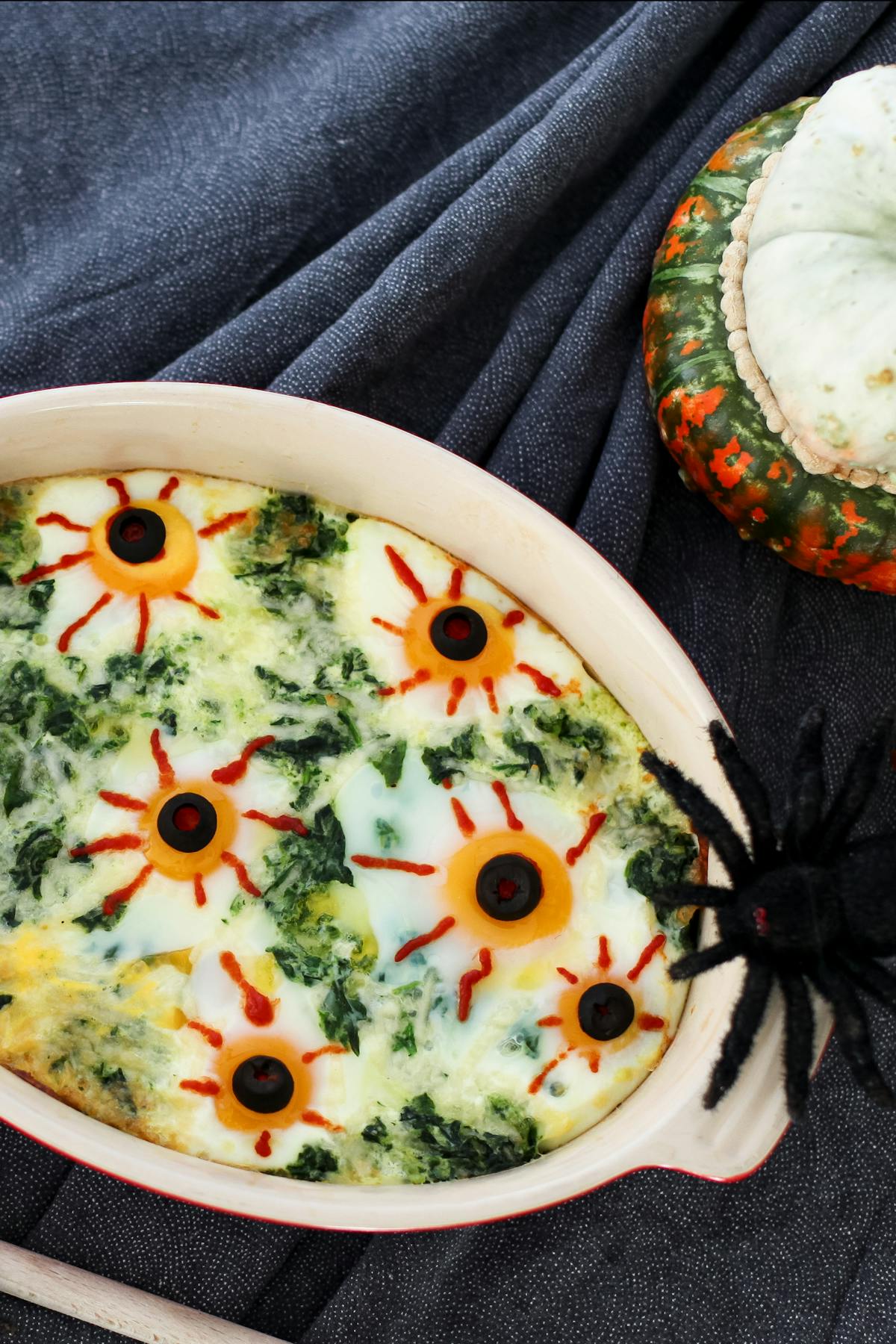 Cazuela keto de huevos con forma de ojos