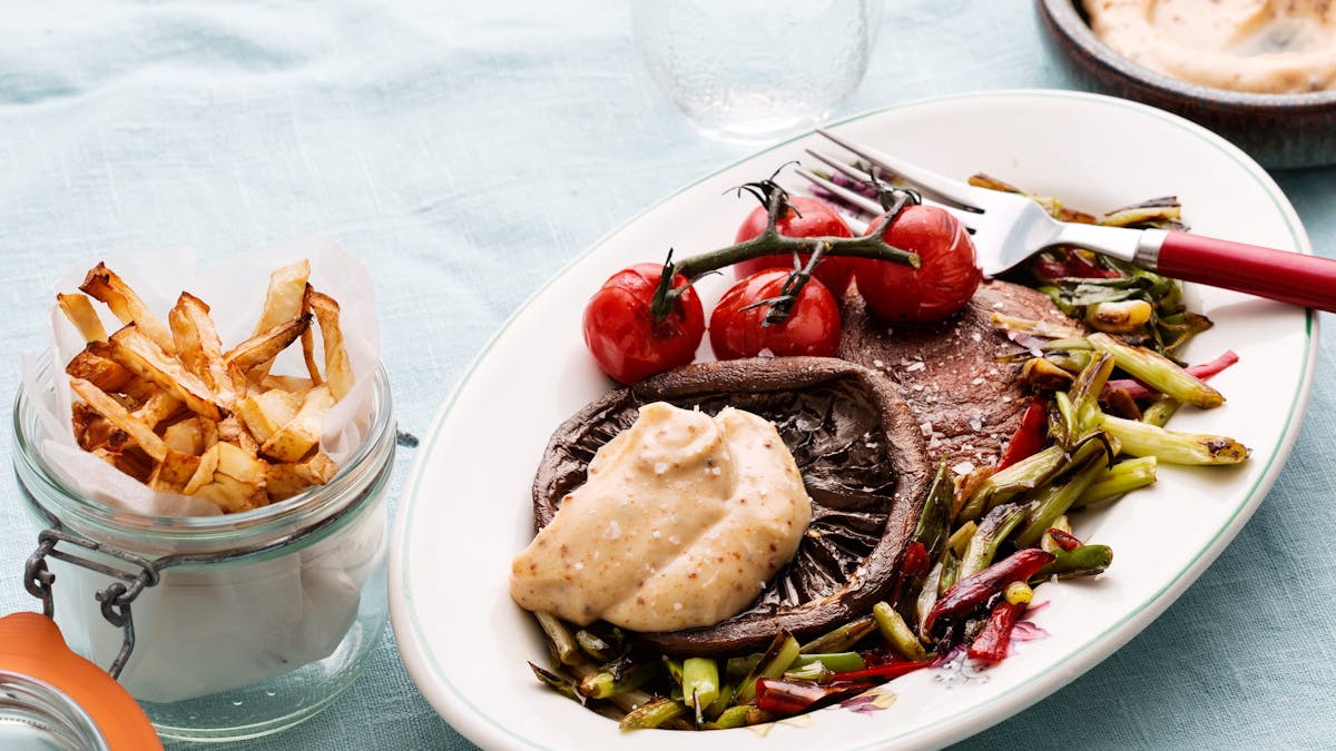 Champiñón portobello con "papas" fritas y alioli