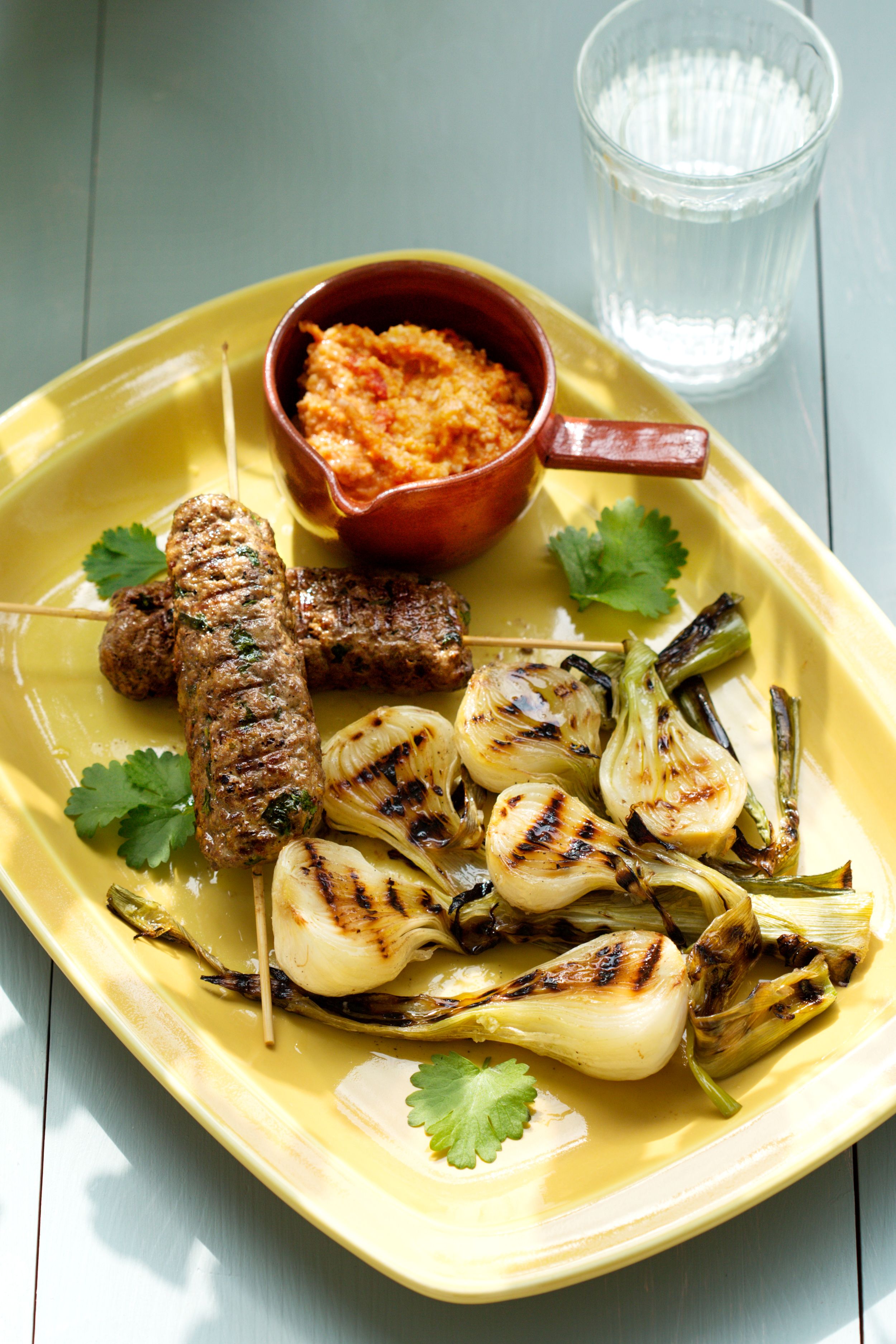 Brochetas de carne con cebollas parrilladas